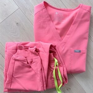 Figs Women's Hot Coral Scrub Set